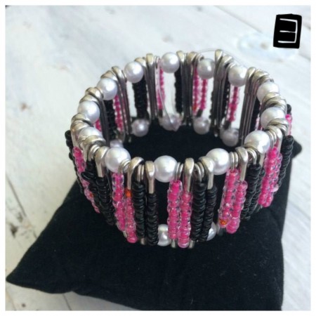 Tvåfärgat armband som består utav: Rosa & svart samt pärlemovita pärlor. Storleken på säkerhetsnålarna är 28mm. PRIS: 125kr (132kr inkl porto)